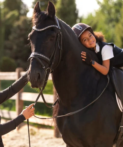 bambina gioca mentre va a cavallo asd le rose